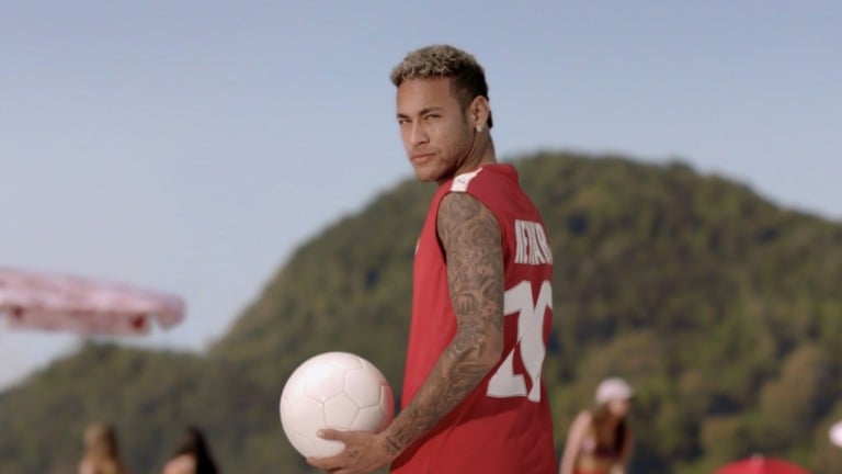Neymar Jr. apresenta novo conceito da cerveja Proibida