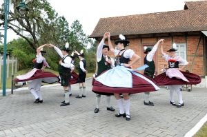 Grupo Folclórico Alemão Eintracht faz exposição de traje típico e histórico em Blumenau