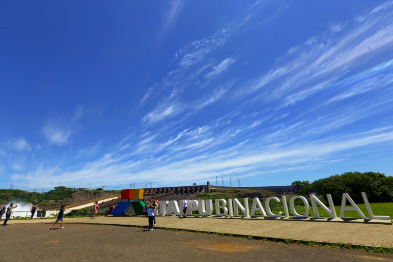 Cheia abre vertedouro de Itaipu e promove espetáculo para turistas