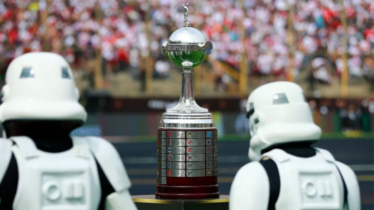 Stormtroopers escoltam troféu da Libertadores para ativar Star Wars