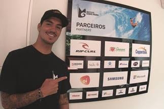 Com apoio de Coppertone, Gabriel Medina inaugura instituto para jovens talentos em Maresias Com apoio de Coppertone, Gabriel Medina inaugura instituto para jovens talentos em Maresias