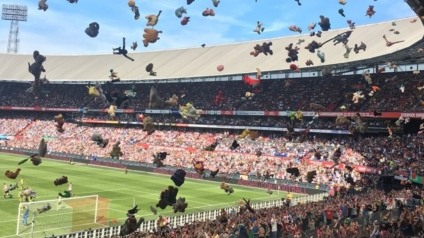Chuva de pelúcias em estádio de futebol por uma causa nobre