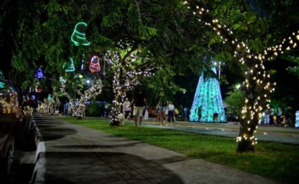 Praça em Salvador ganha decoração com 25 mil garrafas PET