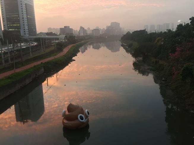 Emoji de cocô chama a atenção em São Paulo