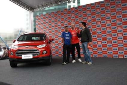 Robinho e Marcos dão show de bola a bordo do EcoSport
