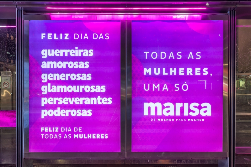 Pontos de ônibus são iluminados com luz magenta