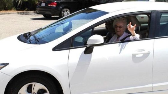 Mulher mais idosa do Facebook ganha um carro Mulher mais idosa do Facebook ganha um carro