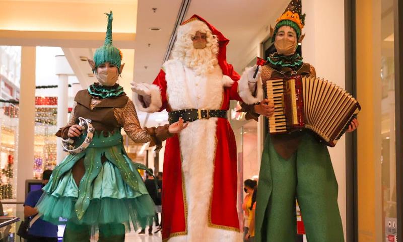 Papai Noel em pernas de pau no Natal do Shopping Curitiba