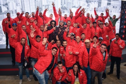 Entregadores do iFood ganham evento exclusivo com Emicida e Fióti