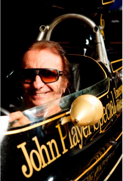 Fittipaldi faz ação promocional para fãs do automobilismo