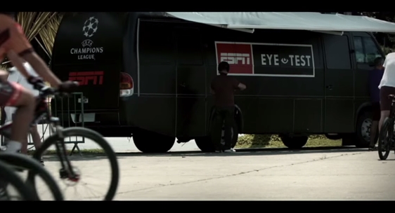ESPN realiza teste de visão em fãs de futebol ESPN realiza teste de visão em fãs de futebol