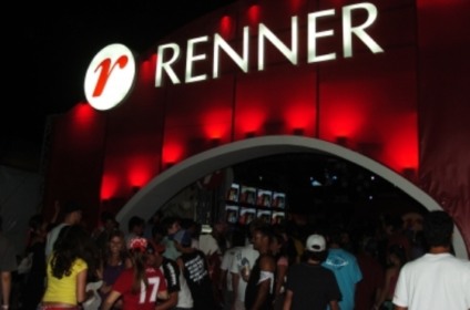 Muito beijo no estande da Renner no Planeta Atlântida