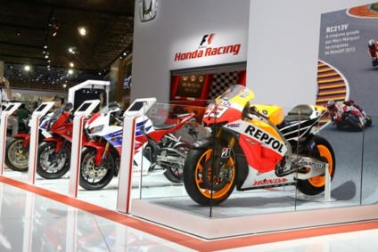 Moto de Marc Márquez é atração no estande da Honda 