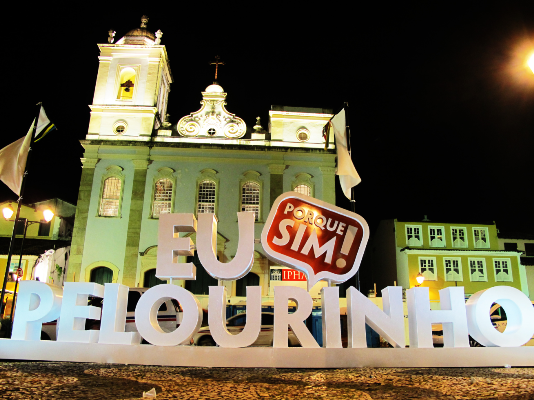 grande painel de LED instalado com as letras “Eu Porque Sim Salvador!”, que também disponibiliza curiosidades sobre os artistas e o circuito.