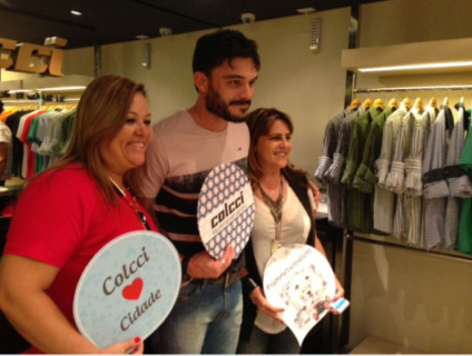 Kiko Pissolato marca presença em evento da Colcci