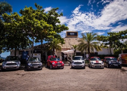 Mini convida mulheres para fazer topless