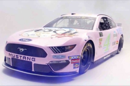 Busch Beer revela carro de corrida com tema milenar