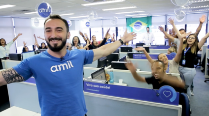 Amil inova ao gravar vídeos com colaboradores