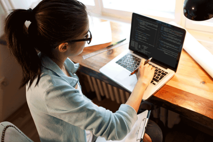 Adobe ensina programação às mulheres com treinamentos gratuitos in-company
