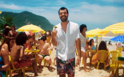 Skol lança campanha de verão recordando inovações históricas da marca
