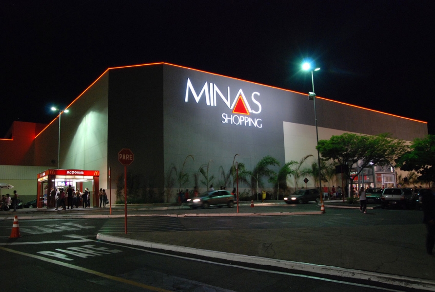 Minas Shopping realiza campanha para adoção de cães, gatos e plantas