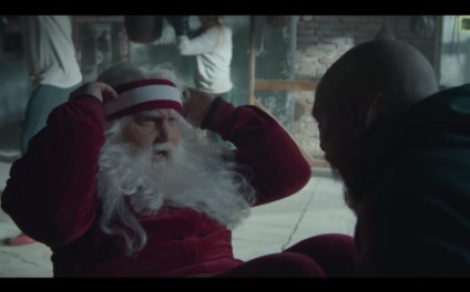 Papai Noel faz dieta para entrar em carro da Audi