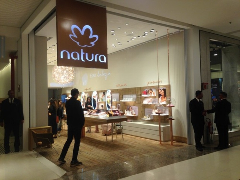 Natura estuda compra da Avon