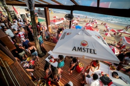 Amstel Beach Club volta ao litoral de SP sob o comando da Mercado Jovem
