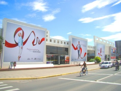 Farol reforça conceito de moda nos painéis de fachada