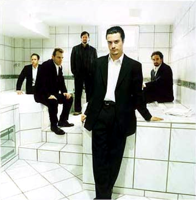 Guitarra autografada por Faith No More no UOL