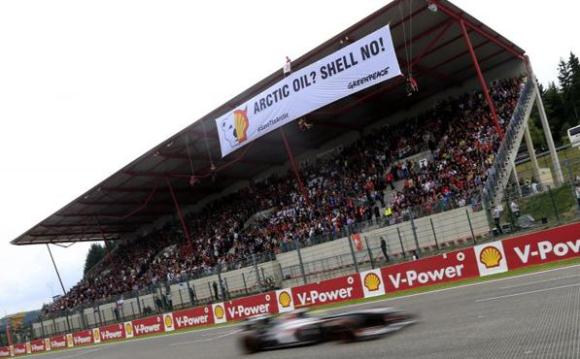 Greenpeace constrange Shell com banners no GP da Bélgica