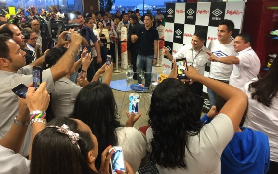 Falcão foi cercado pelos fãs no shopping  em Brasília.