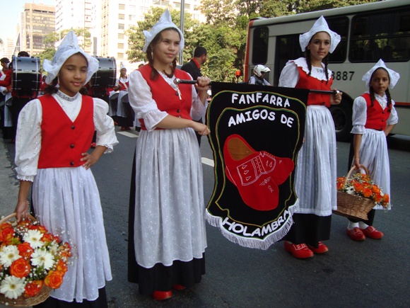 Fanfarra de Holambra invade Avenida Paulista