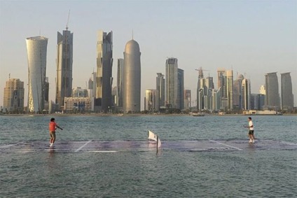 Partida de tênis dentro do mar promove torneio