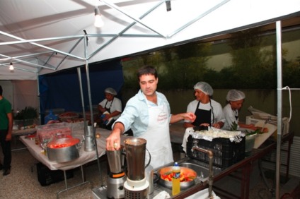 Presidente da DM9DDB cozinha para funcionários