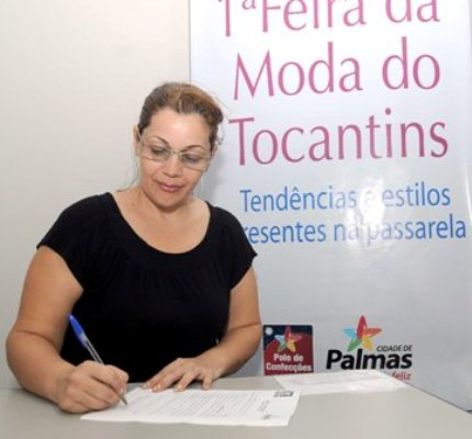 A empresária Flávia Rodrigues Mota Almeida, no momento da assinatura do contrato para participação da I Feira de Modas do Tocantins.