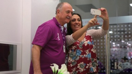 Felipão surpreende clientes da Vivo no ponto de venda