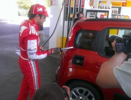 Felipe Massa vira frentista em ação de mkt promocional