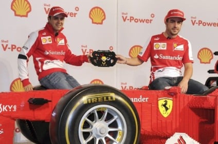 Massa e Alonso batizam Ferrari feita de Lego