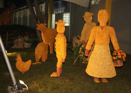 Concurso leva xanxerenses a decorar vitrinas com milho