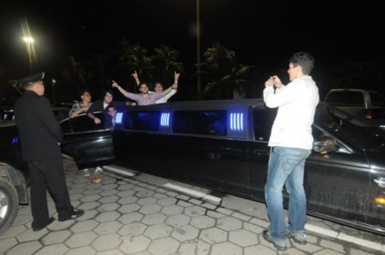 Kuat faz a festa com a galera no iate