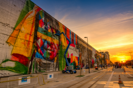 Mural pintado por Kobra com Sherwin-Williams impacta visitantes