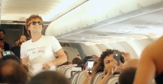 Elenco do Musical Cazuza faz flash mob em voo da Avianca