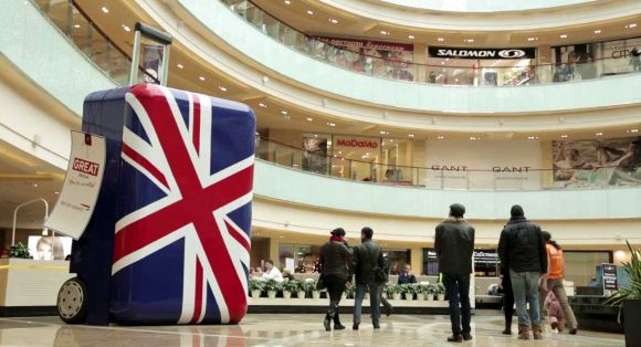 Famosos em mala gigante na Capital russa