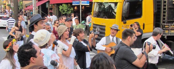 Trovadores Urbanos no Dia dos Namorados da Cacau Show