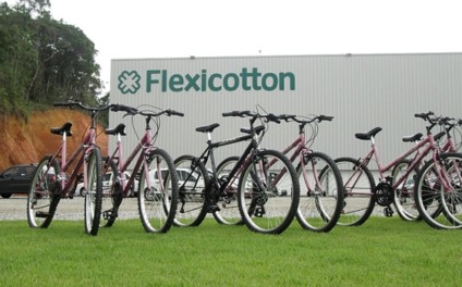 Flexicotton presenteia colaboradores com bicicletas 