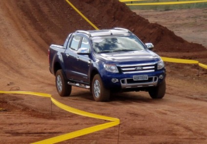 Visitantes da Femec fazem test-drive em Ford Ranger