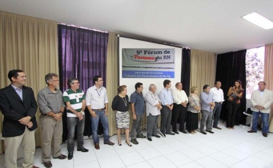Paticipantes do congresso pousam para foto. (Foto: Elias Medeiros).
