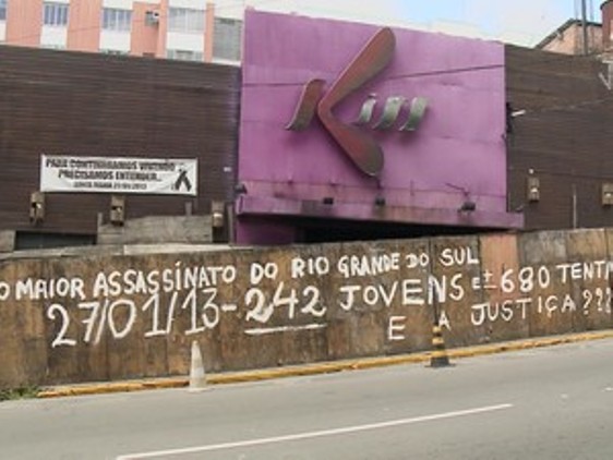 Cartazes em homenagem às vítimas já foram retirados do tapume.