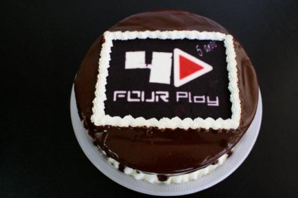 Four Play presenteia clientes 